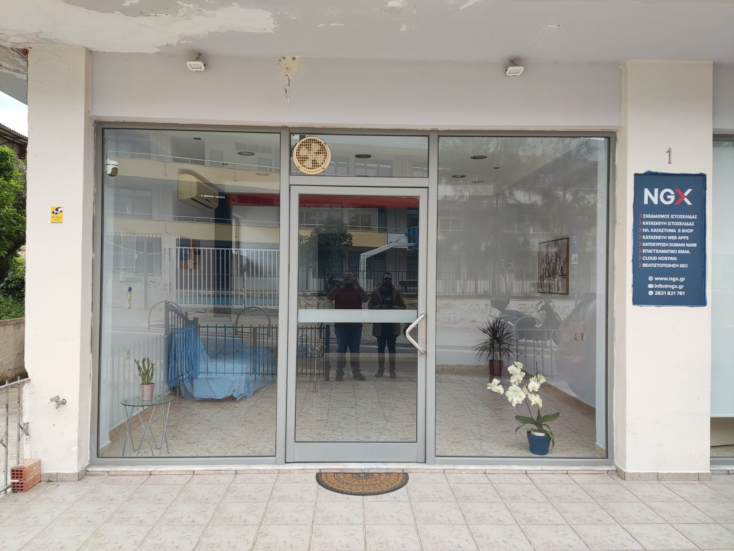 Η είσοδος του γραφείου της NGX στον Κουμπέ Χανίων